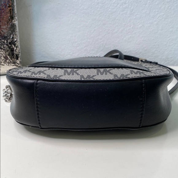 Michael Kors Ginny Medium Messenger Crossbody‎ MK Signature Bag 30H6TGNM2V Black - Picture 3 of 16